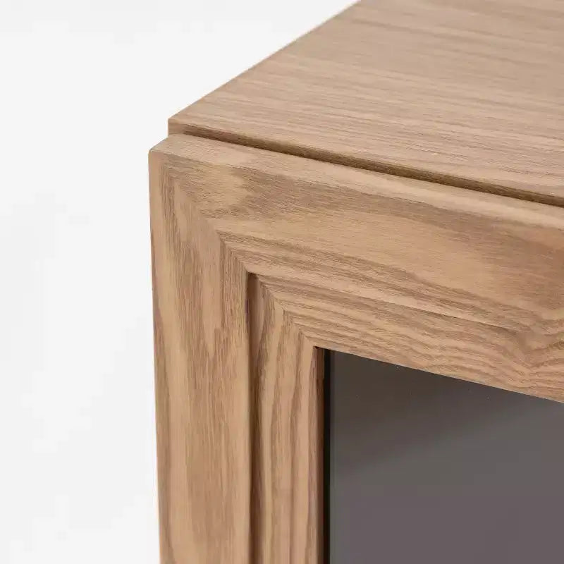 L'accessorio perfetto per la casa: armadietto in vetro con ante, dal design elegante e capiente