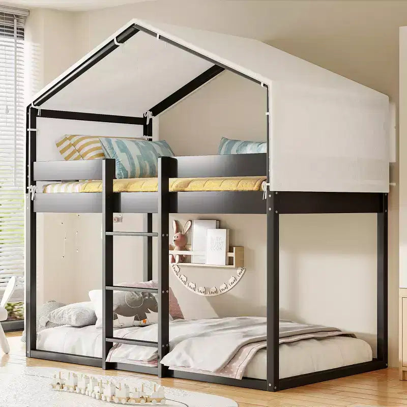 Letto a castello in legno rustico con tenda e scaletta, da due posti