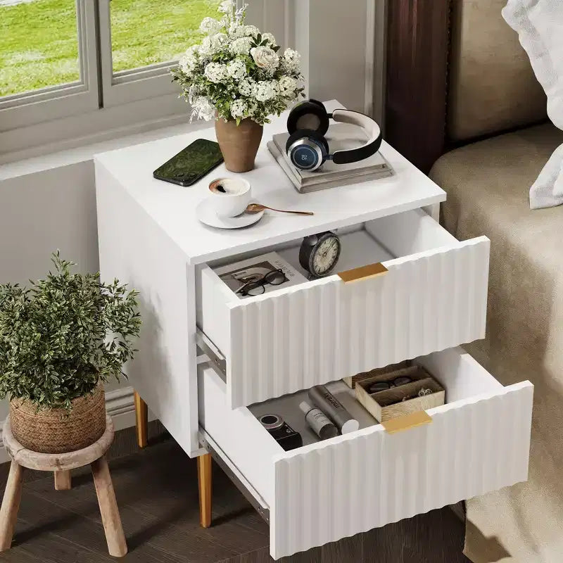 2 comodini moderni scanalati e 2 cassetti | Comodino oro e legno e prese | Tavolino piccolo per camera da letto