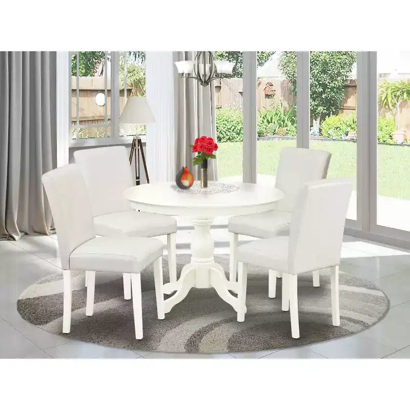 Tavolo da pranzo 5 pezzi con piano in legno massello finitura lino bianco e 4 sedie Parson rivestite in similpelle bianca