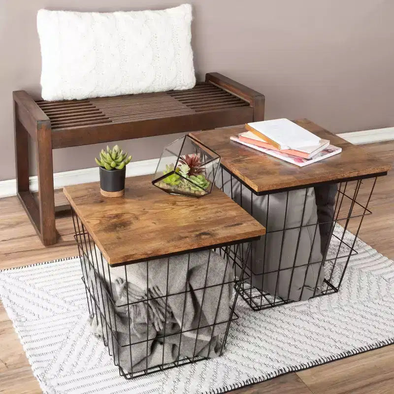 Tavolino d'appoggio con contenitore Set di 2 tavolini impilabili Base quadrata a cesto in filo di ferro e piani in legno Tavolino laterale in stile industriale e rustico di Lavish Home