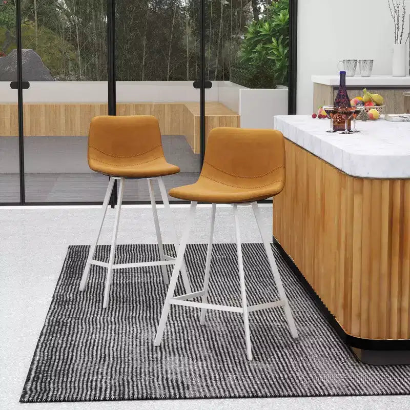 Sgabello da bar LeisureMod Elland 35 in pelle imbottita con base bianca in acciaio inossidabile - Sgabello moderno ad altezza bancone per cucina, bar e pub