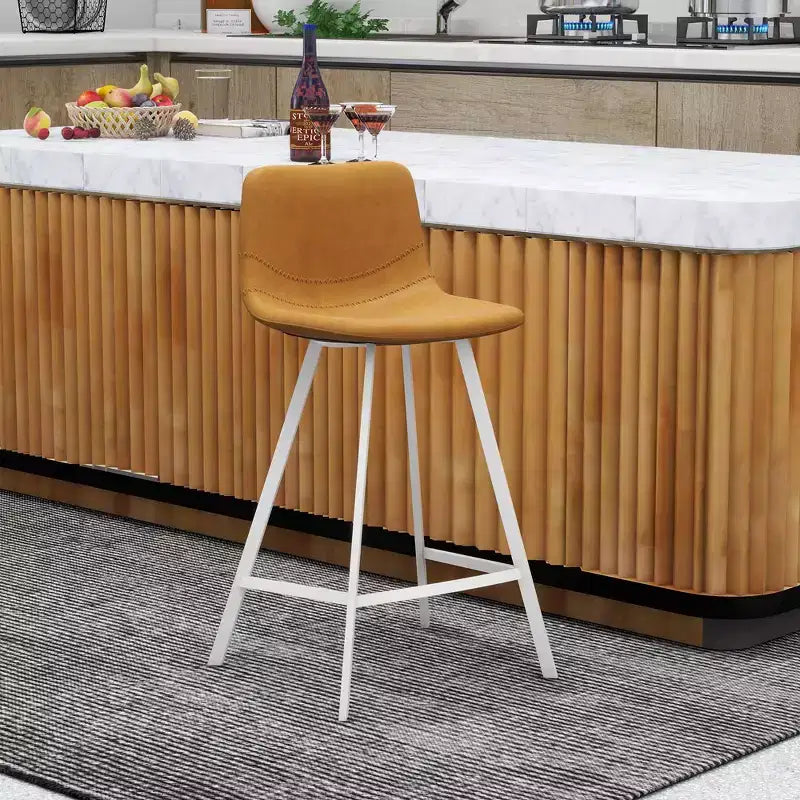Sgabello da bar LeisureMod Elland 35 in pelle imbottita con base bianca in acciaio inossidabile - Sgabello moderno ad altezza bancone per cucina, bar e pub