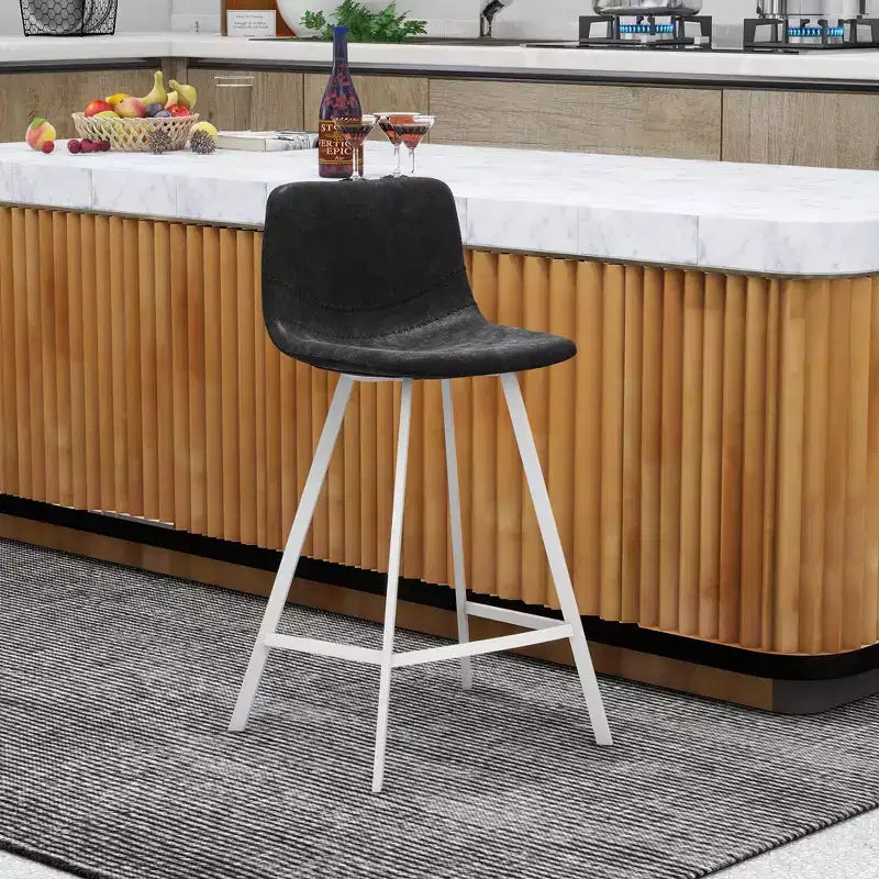 Sgabello da bar LeisureMod Elland 35 in pelle imbottita con base bianca in acciaio inossidabile - Sgabello moderno ad altezza bancone per cucina, bar e pub