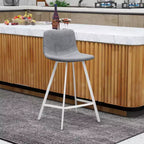 Sgabello da bar LeisureMod Elland 35 in pelle imbottita con base bianca in acciaio inossidabile - Sgabello moderno ad altezza bancone per cucina, bar e pub