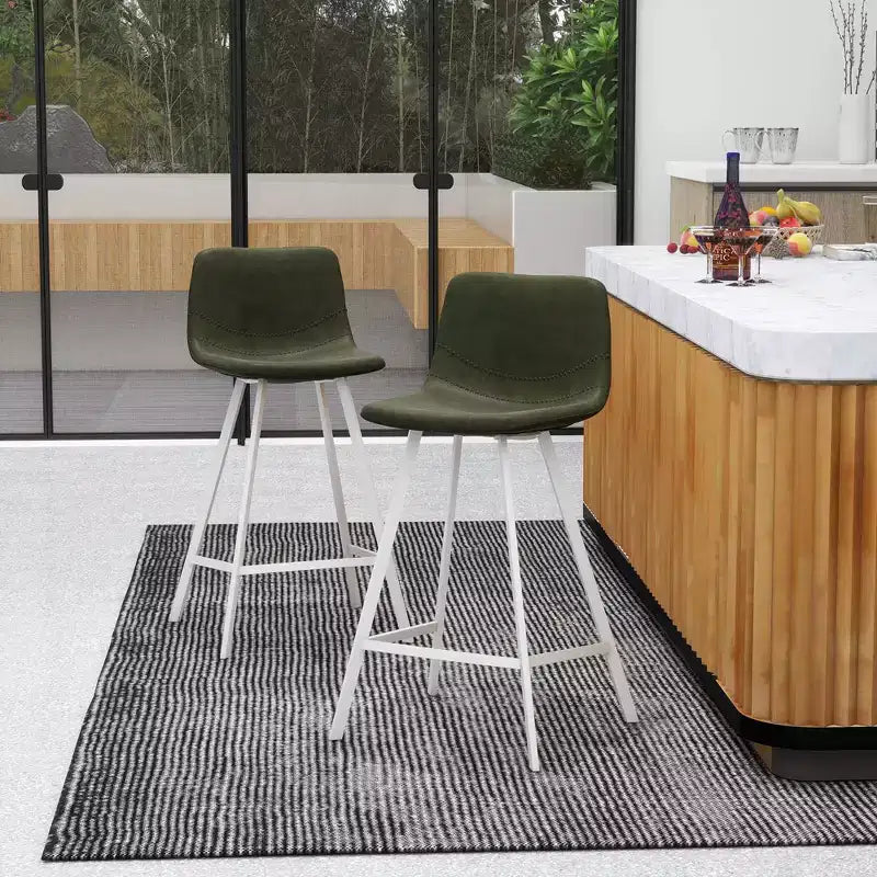 Sgabello da bar LeisureMod Elland 35 in pelle imbottita con base bianca in acciaio inossidabile - Sgabello moderno ad altezza bancone per cucina, bar e pub